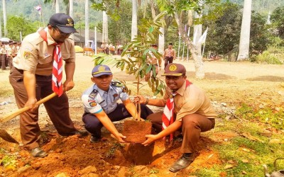 Penanaman Pohon Durian Oleh Pramuka SMA 1 Pegandon Bersama Lapas Pemuda Plantungan