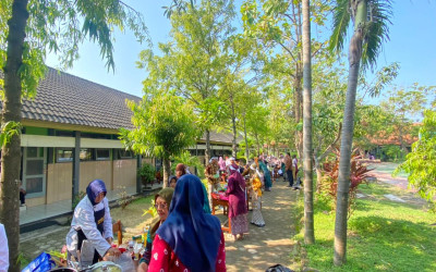 Pak Mu Ajak Guru dan Karyawan SMAN 1 Pegandon Meriahkan Hari Kartini dengan Lomba Memasak Mi Goreng